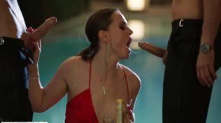 Aç köpek gibi yaraklara saldırıyor