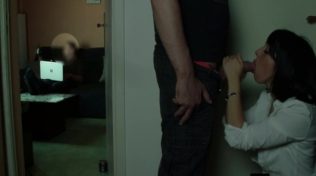 Azgın ajan otoparkta soyunduruyor