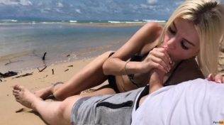 Plajda sikiş biraz canını yaktı