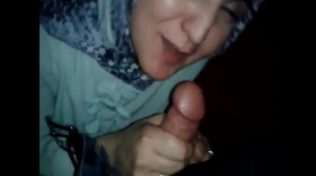 Türbanlı sevgilisine dakikalarca sakso çektiriyor