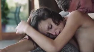 Brazzers güzeli taşakları sömürüp emiyor