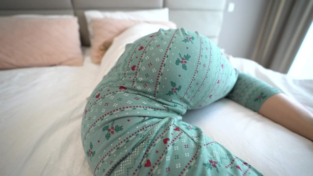 Dolgun Götünün Arasından Kayarak Amcığına Ulaşan Erkeğe Teslim Oldu