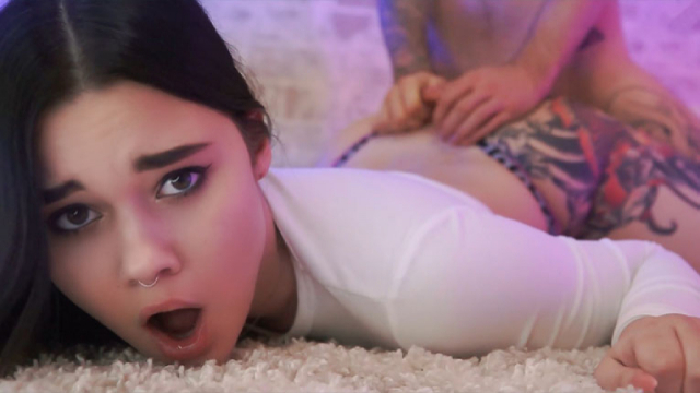 Kaslı Erkeğin Damarlı Yarğaıyla Sarsılarak Defalarca Orgazm Yaşıyor