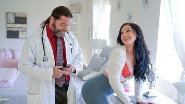 Orta Yaşlı Doktor Sekreterine Özel Sikiş Tarifesi Uyguluyor